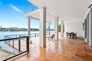 un patio interior con vistas al agua en Perfect Waterfront Escape in Surfers Paradise, en Gold Coast