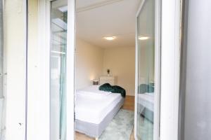 una camera da letto con un letto e una parete di vetro di Wohlfühl Apartment - Terrasse Küche Vollbad a Geesthacht