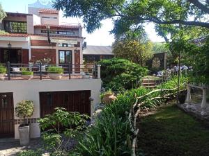 una casa con un giardino davanti di Departamento los lapachos a Villa Allende