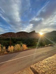een lege weg met zonsondergang in de bergen bij Maison D'hôte La Vallée Des Figues in Tamellalt