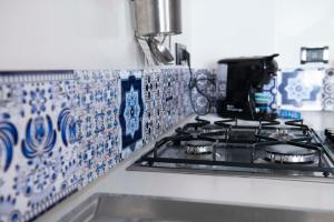 un piano cottura con 2 pentole e padelle di La Casa di Oliviero a Vetralla