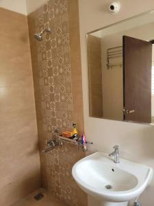 Ένα μπάνιο στο Near to Hyderabad Airport, just 10 minutes away