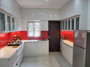 Η κουζίνα ή μικρή κουζίνα στο Near to Hyderabad Airport, just 10 minutes away