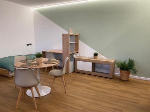 a room with a table and chairs and a bed at La casetta al parco in Ponte San Nicolo