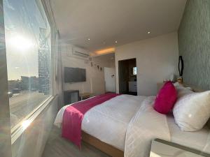 Uma cama ou camas num quarto em 墾丁卿卿文旅