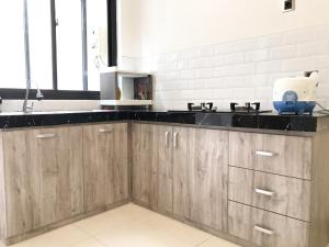 Η κουζίνα ή μικρή κουζίνα στο Moona Homestay