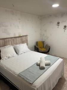 a bedroom with a bed with two towels on it at Aconchego em Gravatá in Gravatá