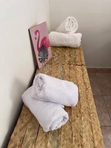 a room with towels and a picture of a flamingo at Aconchego em Gravatá in Gravatá