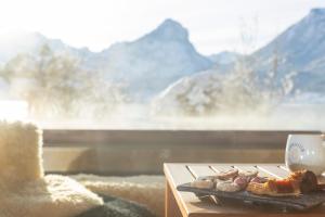een tafel met een bord eten en een koffiekopje bij Hotel Seevilla Wolfgangsee in St. Wolfgang