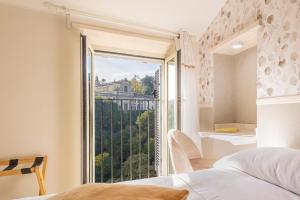 sypialnia z łóżkiem i dużym oknem w obiekcie B&B La Rocca w mieście Caprarola
