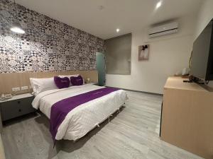 Uma cama ou camas num quarto em 墾丁卿卿文旅