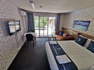 TV a/nebo společenská místnost v ubytování Aquajet Motel