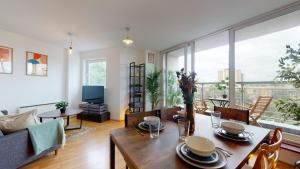 Khu vực ghế ngồi tại Cozy Hackney Apartment
