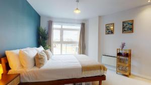 Giường trong phòng chung tại Cozy Hackney Apartment