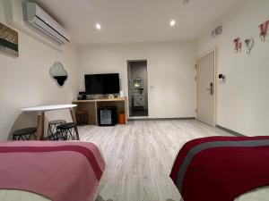 Uma televisão e/ou sistema de entretenimento em 墾丁卿卿文旅