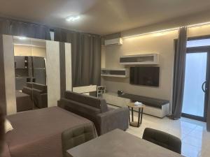 TV a/nebo společenská místnost v ubytování La Bottega Suite Deluxe Monolocale