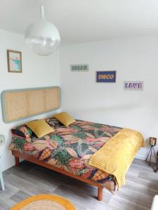 a bedroom with a bed with a colorful blanket at CasaZaPatos Bungalows in Nigrán