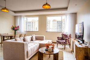 TV a/nebo společenská místnost v ubytování Silvermist Two & Three Bedrooms Wonderiss Homes Westland Living with close proximity to UN, Karura forest & Sarit Mall