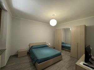 un dormitorio con una cama y un espejo en Domus KA 1, en Cremona