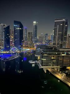 Nespecifikovaný výhled na destinaci Dubaj nebo výhled na město při pohledu z apartmánu