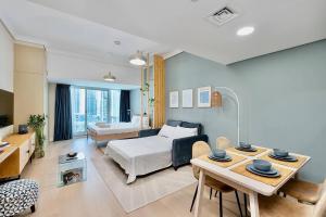 Posezení v ubytování Renovated Lake Terrace Studio JLT Next to METRO!