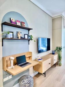 TV a/nebo společenská místnost v ubytování Renovated Lake Terrace Studio JLT Next to METRO!