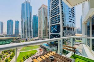 Nespecifikovaný výhled na destinaci Dubaj nebo výhled na město při pohledu z apartmánu