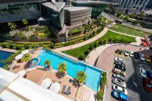 Bazén v ubytování Renovated Lake Terrace Studio JLT Next to METRO! nebo v jeho okolí