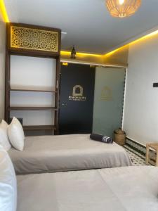 Postel nebo postele na pokoji v ubytování RIAD KS & SPA