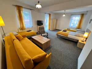 pokój hotelowy z dwoma łóżkami i kanapą w obiekcie Centrum Noclegi w mieście Krynica Zdrój