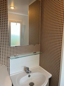 a bathroom with a sink and a mirror at Mobile home climatisé 4 personnes proche Europapark in Vogelgrun