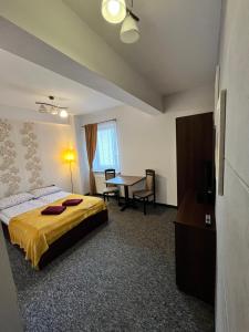 Łóżko lub łóżka w pokoju w obiekcie Centrum Noclegi