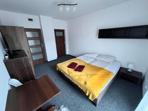 Łóżko lub łóżka w pokoju w obiekcie Centrum Noclegi