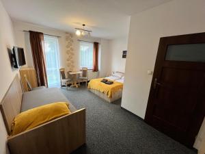 Łóżko lub łóżka w pokoju w obiekcie Centrum Noclegi