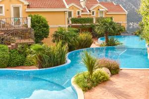 une piscine devant une maison dans l'établissement GREEN HILL 2 Apartmani with POOL, à Gornji Orahovac