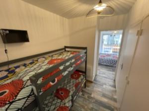 Un dormitorio pequeño con una cama en una habitación. en Studio Cosy, en Saint-Georges-de-Didonne 2 fotos más