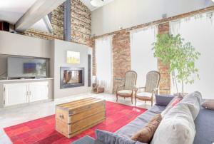 Televízia a/alebo spoločenská miestnosť v ubytovaní Magnifique maison toulousaine
