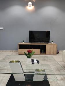 TV a/nebo společenská místnost v ubytování HOTEL APPART B4U Be For You Nos logement affichent un style résolument unique