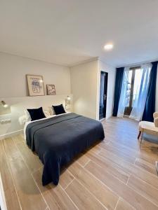 マドリードにあるAlbergue Miguel Ángelの部屋の中に大きなベッドがある寝室