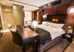 Giường trong phòng chung tại Colosseum Hotel +31 ảnh