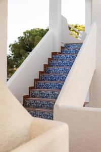 クアルテイラにあるOutsite Vilamouraの青白のタイル張りの階段