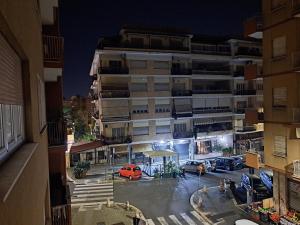 un edificio con auto parcheggiate in un parcheggio di notte di DaBrieBra Vaticano a Roma