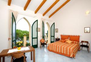 Un pat sau paturi într-o cameră la La Dolce Vita Ravello - Studio Apartment with Jacuzzi and partial Sea View