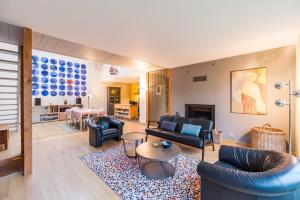 a living room with couches and chairs and a table at Magnifique maison a Pleubian proche de la mer in Pleubian