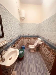 Skyard Hostel Harshil Valley的一间浴室