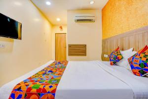 Postel nebo postele na pokoji v ubytování FabExpress Prakash Inn - Nr Mumbai International Airport