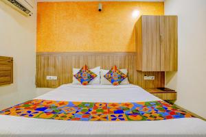 Postel nebo postele na pokoji v ubytování FabExpress Prakash Inn - Nr Mumbai International Airport