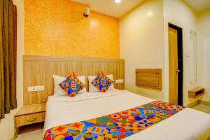 Postel nebo postele na pokoji v ubytování FabExpress Prakash Inn - Nr Mumbai International Airport