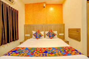 Postel nebo postele na pokoji v ubytování FabExpress Prakash Inn - Nr Mumbai International Airport