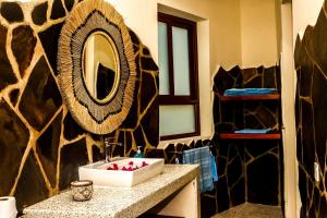 un bagno con lavandino e specchio di Firefly Eco Retreat a Shimoni